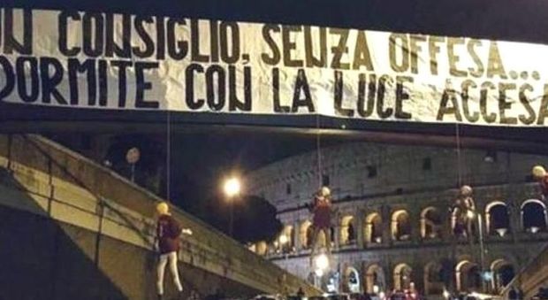 Manichini giallorossi "impiccati" al Colosseo: la procura chiede l'archiviazione