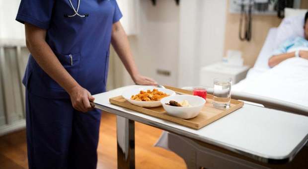 Insetti nei pasti e cibi a rischio in ospedale: «Il servizio sarà migliorato»
