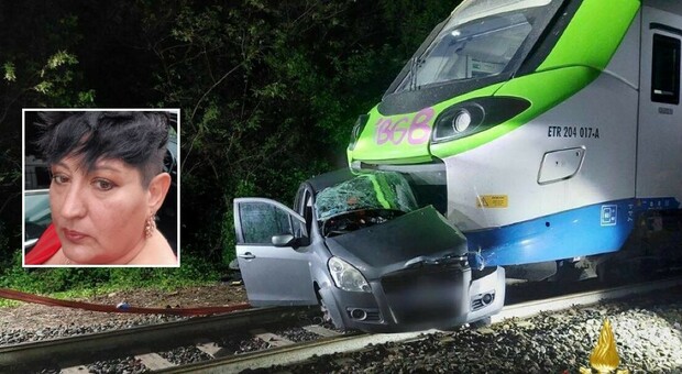 L'auto si incastra al passaggio a livello, treno a tutta velocità la travolge sui binari: Luisa muore a 50 anni