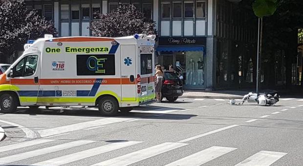 Pesaro, auto contro uno scooter padre e figlia finiscono all'ospedale