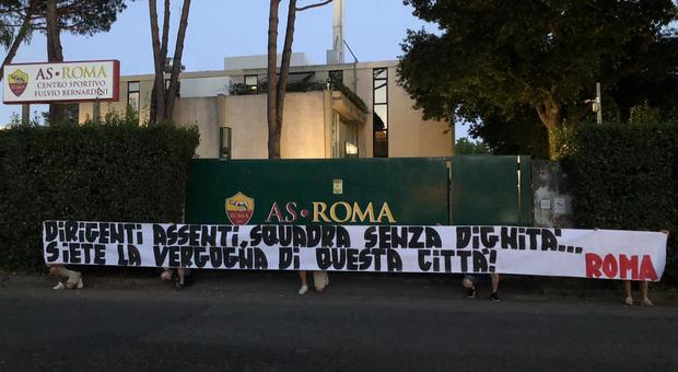 Roma, la contestazione dei tifosi: «Dirigenti assenti e squadra senza dignità»