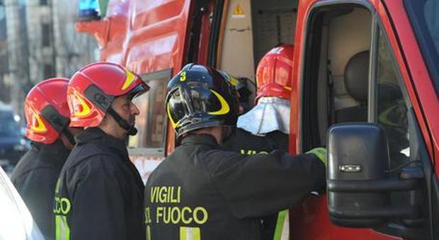 Roma, fiamme in uno stabile occupato da stranieri: uno si lancia dalla finestra, è in codice giallo