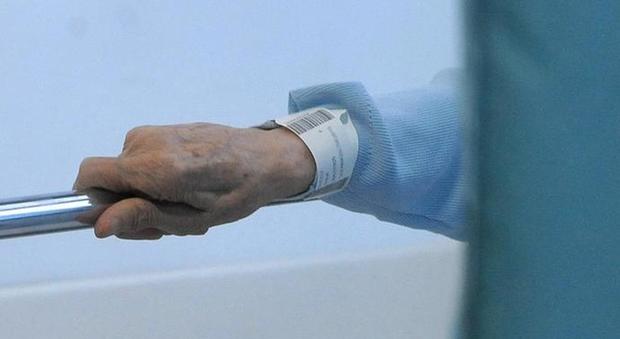Malati di alzheimer e parkinson usati come cavie: sperimentazioni cliniche «selvagge» su 350 pazienti