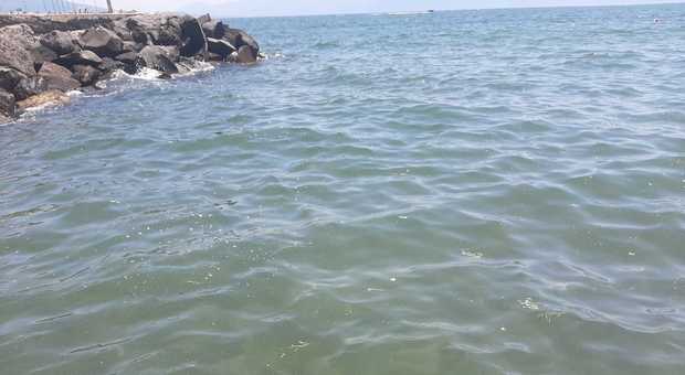 Napoli: mare nero a Posillipo, individuati gli scarichi abusivi