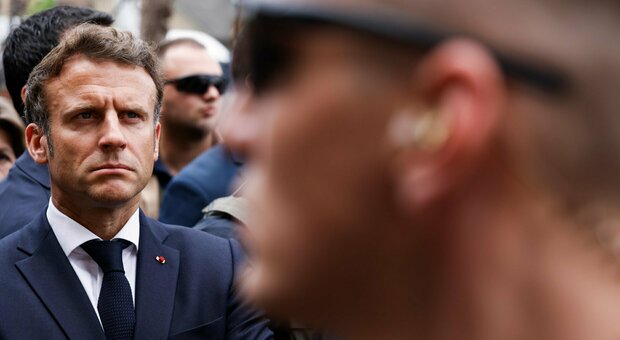 Macron e il viaggio in Ucraina (a tre giorni dalle elezioni) criticato dall'opposizione: «Solo una mossa elettorale»