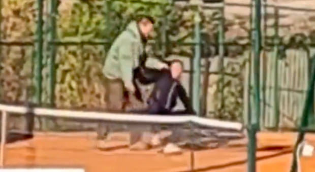 Papà prende a calci e pugni la figlia tennista di 14 anni: arrestato grazie a un video girato sul campo da gioco