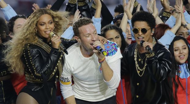 Superbowl, Beyoncé, i Coldplay e Bruno Mars infiammano lo spettacolo