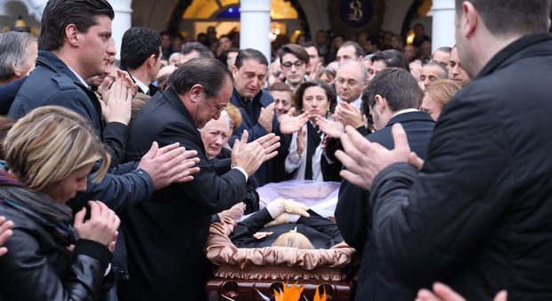 Funerali del «Boss delle cerimonie» applausi per don Antonio | Foto