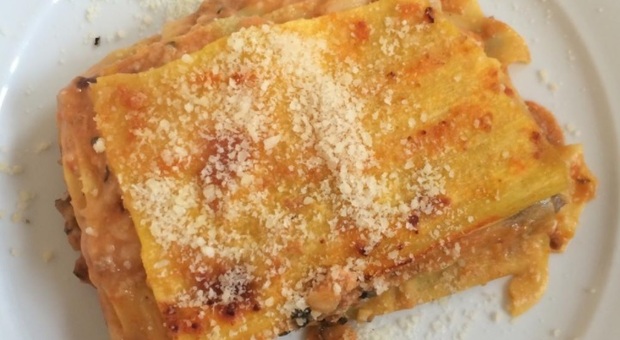 Pesaro, «Fanno schifo» e le lancia il piatto di lasagne: marito condannato per lesioni