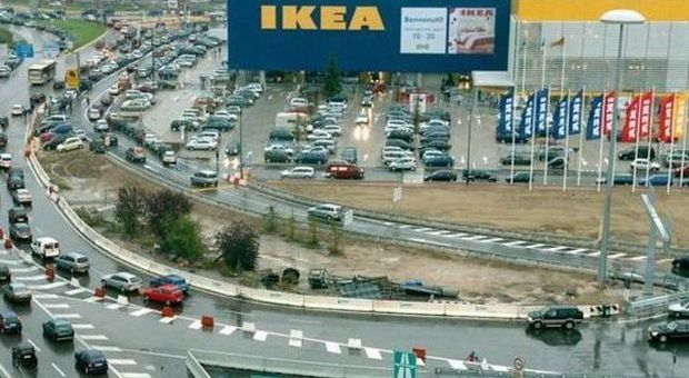 Traffico intenso intorno all'Ikea di Padova (archivio - Candid Camera)