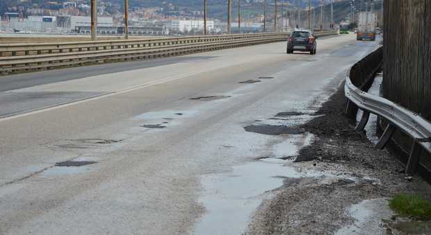 Ancona, asfalto a pezzi dopo la pioggia Chiusa via Mattei, voragine sull’Asse