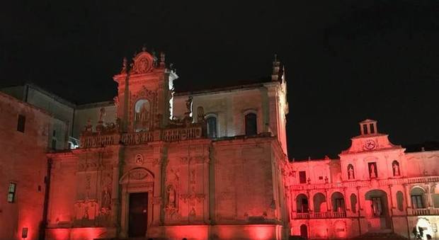 Piazza Duomo illuminata di rosso