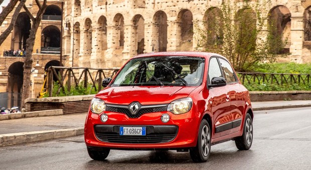 La Renault Twingo GPL in giro per le strade di Roma durante la prova