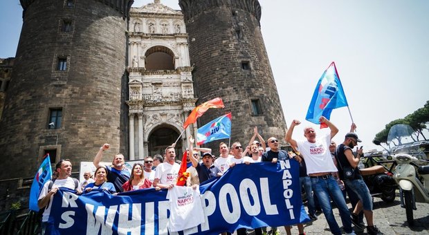 «Lavatrici spedite da Napoli in Polonia», riesplode la protesta Whirlpool