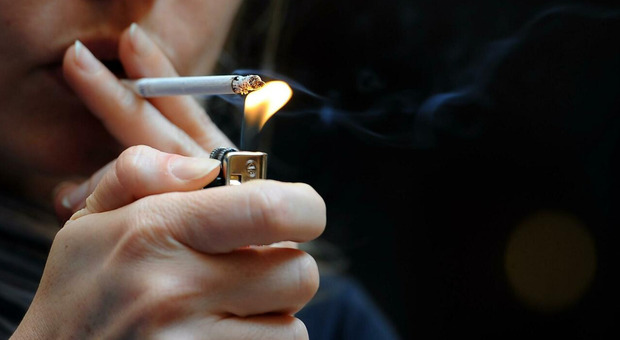 Sigarette, nuovi aumenti da oggi (sino a 20 cent): per chi fuma un pacchetto al giorno +6 euro al mese