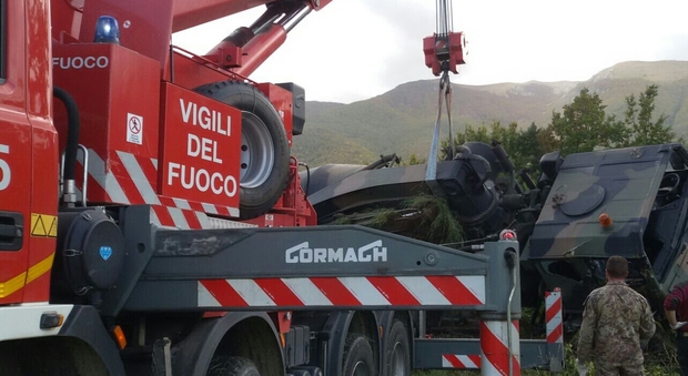 Rieti, si ribalta autobotte dell'Esercito Italiano, paura e due feriti tra i militari