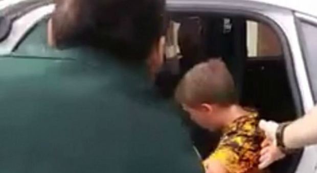 Florida, polizia ammanetta e porta in cercere un bambino autistico sotto gli occhi della mamma