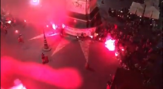 Napoli, flash mob a piazza San Domenico e notte infernale per i residenti: «Petardi e aria irrespirabile»