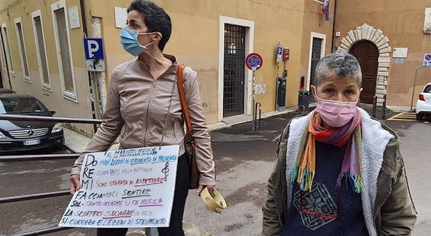 Perugia, la protesta davanti al Mariotti