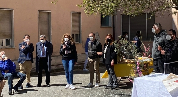 Covid a Salerno, dopo due anni i parenti riabbracciano gli ospiti del centro anziani