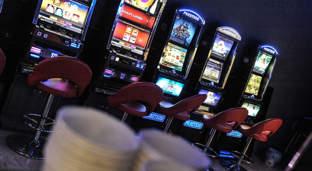 Slot machine accese fuori dalle fasce orarie consentite: piovono multe sui titolari dei locali