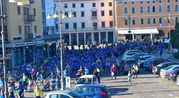 La marea blu invade il centro di Belluno in 1500 di corsa per aiutare le scuole