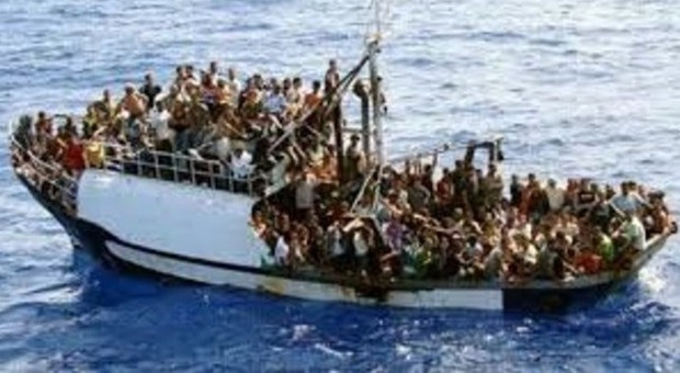 Un barcone carico di migranti. Il vescovo di Vicenza Beniamino Pizziol ha invitato a ricordare le vittime del mare nelle messe del 26 aprile