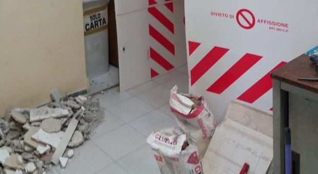 Torre del Greco, crollo in Comune: cede il soffitto, evacuati gli uffici