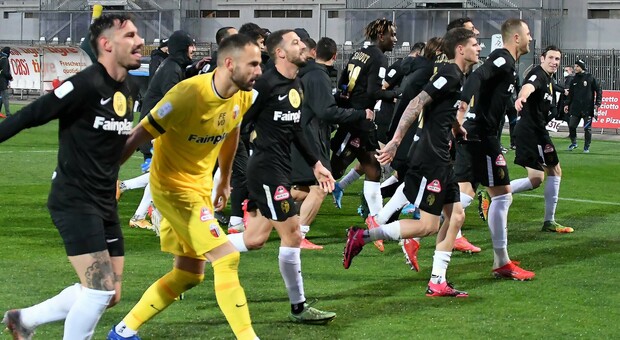 Il palo a 3' dalla fine nega il pari all'Ascoli poi il gol di Coda su rigore nel recupero: il big match di Lecce finisce 3-1 per i pugliesi