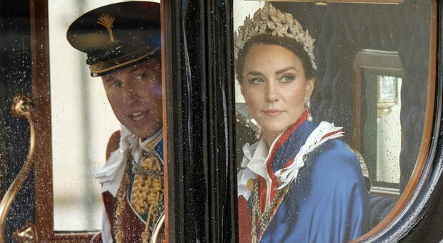 Re Carlo incoronazione, Kate e William in ritardo (e il sovrano costretto ad attendere in carrozza) poi Louis esce prima della fine