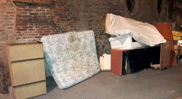 Materassi, divani e mobili abbandonati per le vie del centro