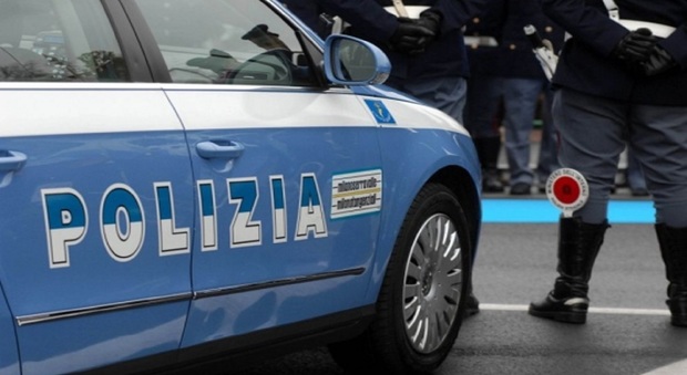 Danneggiano undici autovetture, due giovani denunciati a Salerno