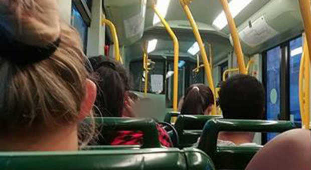 Ventenne palpeggiata di notte sul bus: denunciato un 45enne irregolare