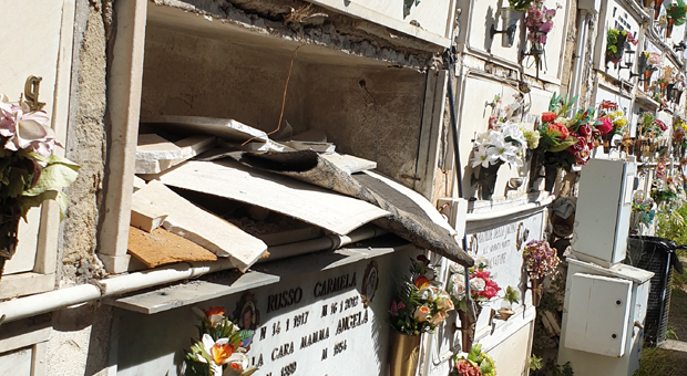 Degrado, crolli e frane: a Napoli è choc al cimitero di Totò