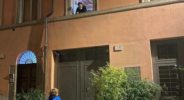 Roma: papà separato dai figli per il covid, il tenero saluto dalla finestra immortalato dalla compagna