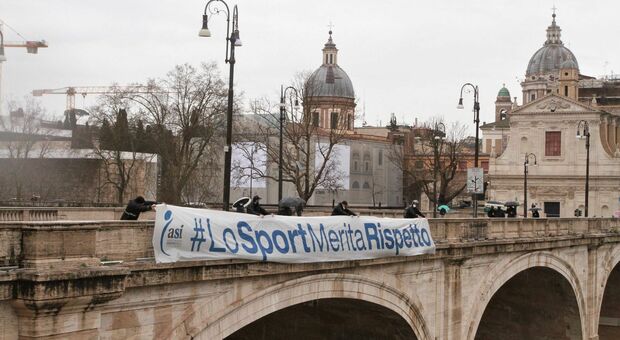 «Lo sport merita rispetto»: striscioni sui ponti di Roma a un anno dal lockdown
