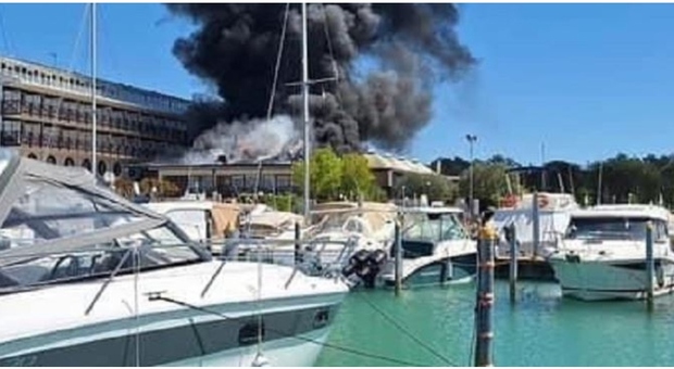 Lignano, incendio in Darsena: a fuoco l'hotel Marina Uno. Densa nube di fumo nero visibile da chilometri