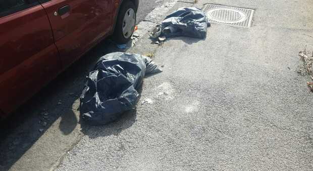 Tre enormi sacchi neri sono stati abbandonati sul marciapiedi al confine con San Giorgio a Cremano