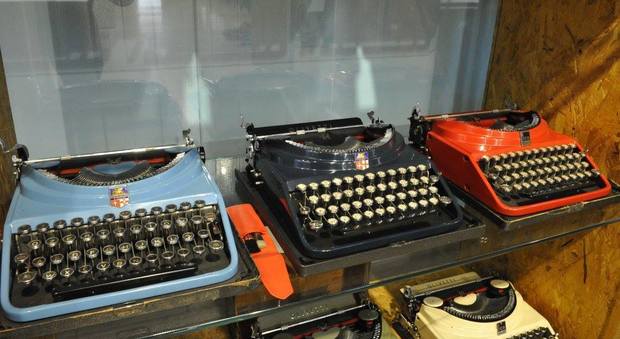 Esemplari di Olivetti Mp1, macchina per scrivere degli anni Trenta