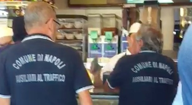Napoli, la pausa caffè degli ausiliari del traffico: con auto e motorini in doppia fila