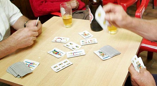 Nei bar a bere Spritz e giocare a carte: 30 persone denunciate nel Veneziano