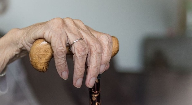 Nonna coraggiosa, a 90 anni mette in fuga il ladro entrato in casa sua: «Mi ha rubato le sigarette»