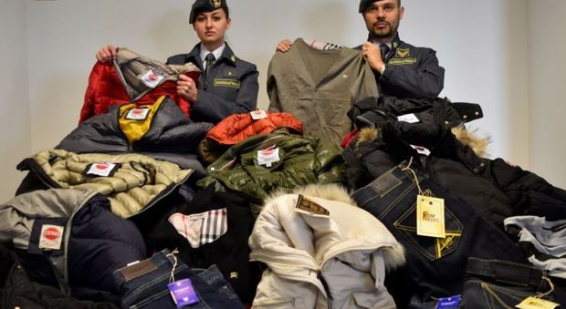 Gli abiti contraffatti sequestrati dalle Fiamme Gialle di Pordenone