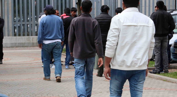 Permessi di soggiorno falsi: 422 stranieri irregolari vanno espulsi