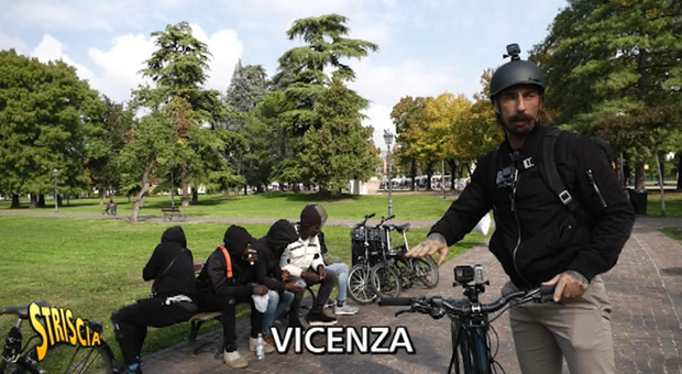 Brumotti aggredito a Vicenza in Campo Marzo: pusher e cittadini contro l'inviato di Striscia