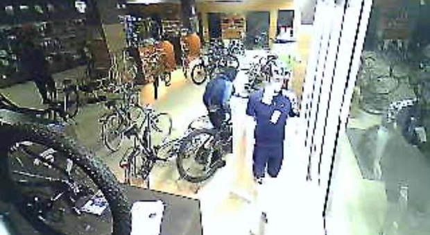 Un frame del video delle videocamere di sorveglianza che riprendono i ladri durante la razzia