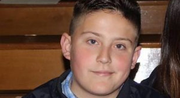 Travolto dal bus che doveva portarlo a scuola: Antonio muore a 14 anni, gli amichetti sotto choc