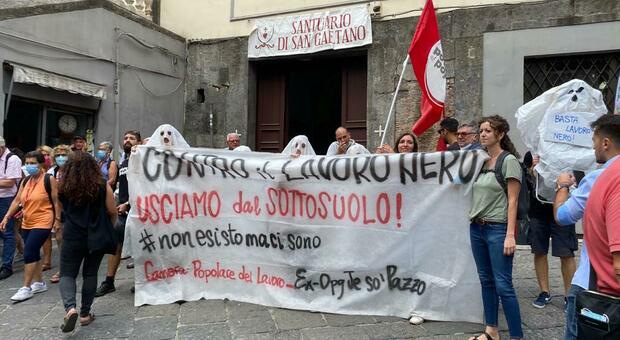 Enrico Letta a Napoli, in piazza i manifestanti fantasmi di Potere al Popolo