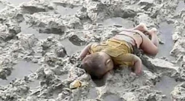 Mohammed, 16 mesi, annega nel fango mentre sfugge al massacro