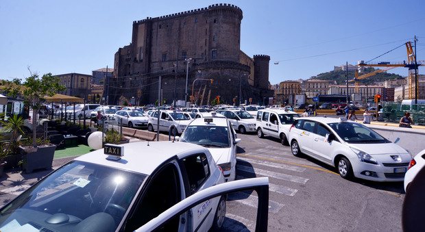 Napoli, giunta approva adeguamento tariffe taxi: sconti per donne e anziani